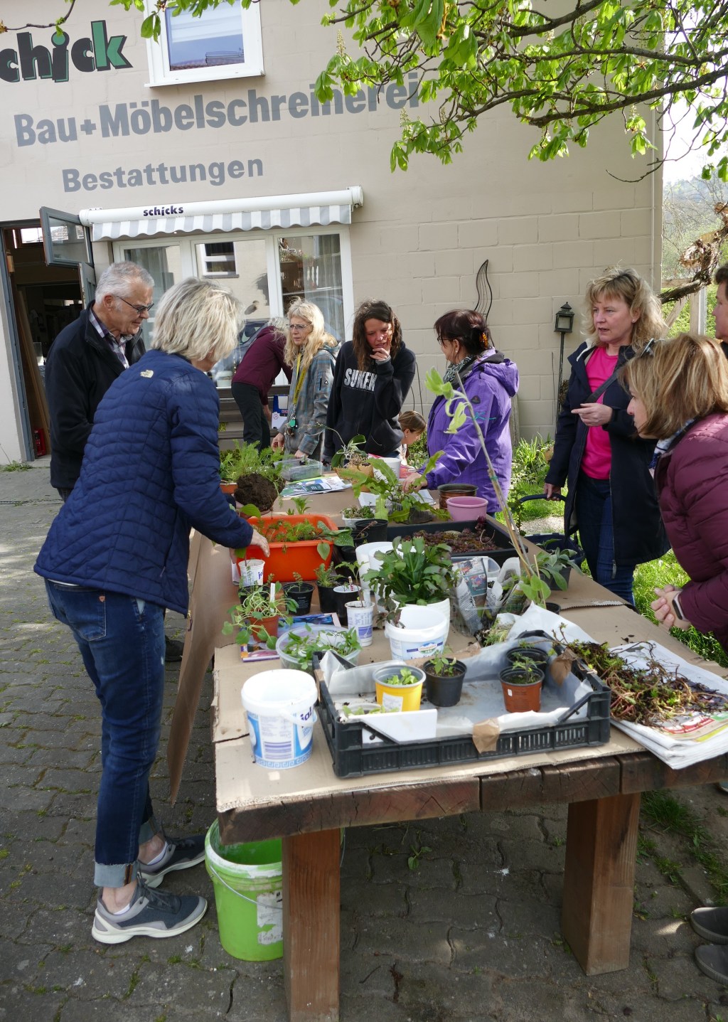 Pflanzentauschbörse in Lanzingen im Hof der Schreinerei&nbsp;Schick